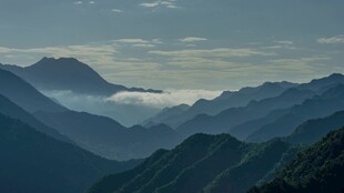 山峦云海间的壮美景色