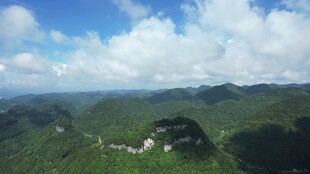 青山云海间的美丽景致