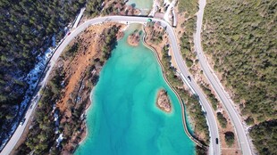 航拍绝美蓝绿色湖泊景观