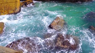 海浪拍打礁石的迷人景象