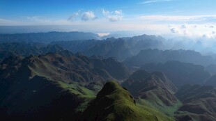 俯瞰连绵青山美景