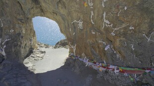 山洞中的多彩经幡景观