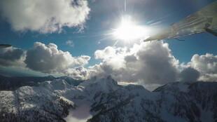 雪山之上的壮丽日光景象