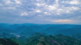 山峦云海间的壮丽景致