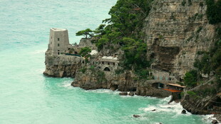 海岸边的嶙峋岩石与碧海