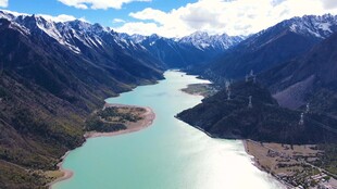 高山环绕的碧绿河谷风光