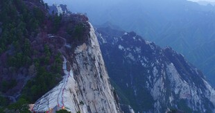 悬崖边的惊险栈道