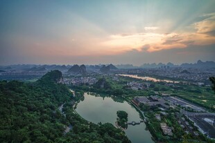 城市河畔的美丽黄昏景色