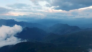 云海中的壮丽山峦景色