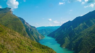 壮丽峡谷中的碧绿江水