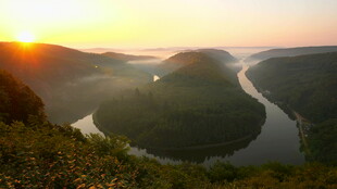 夕阳下蜿蜒河流壮美景观