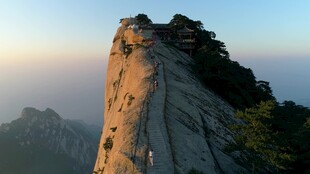 险峻山峰日出壮丽景色