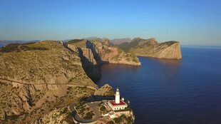 海岸灯塔与壮丽山海景观
