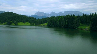 宁静湖畔山林风光