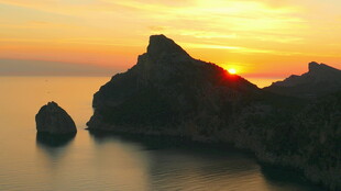 日落时分的海边岩石美景