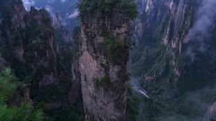 壮丽险峻的高山峡谷景观