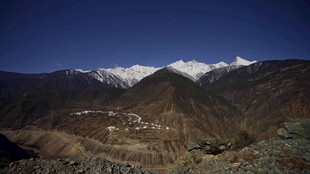 雪山下的山谷村落