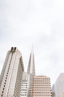 城市天际线中的高耸建筑