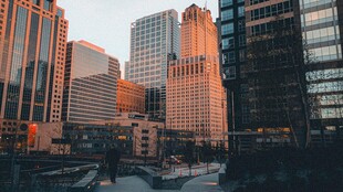 城市高楼黄昏景象