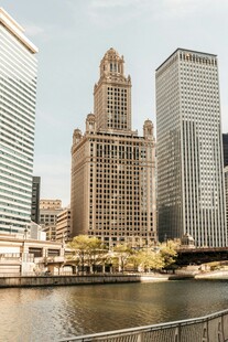 河畔都市高楼景观