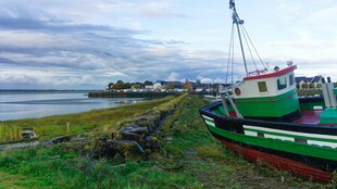 岸边停靠的多彩渔船