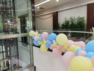 室内彩色气球装饰布置