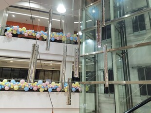 商场内装饰多彩气球场景