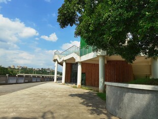 乡村路旁的简约建筑