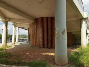 桥下木质结构与绿植景观