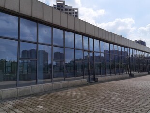 现代玻璃幕墙建筑外观