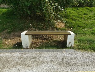 户外水泥墩支撑的简易长椅