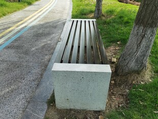 路边长椅静享户外时光