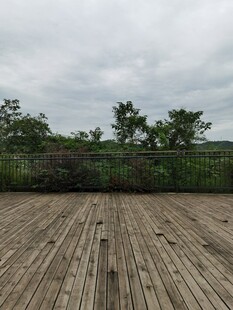 木质露台与远处绿植景观