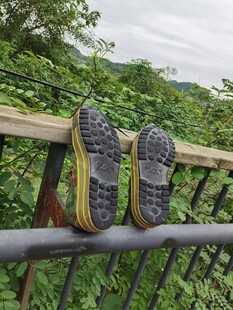 户外鞋置于栏杆上