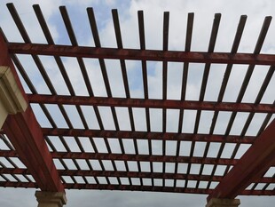 木质廊架结构特写