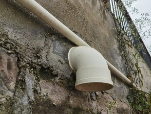 墙上的白色排水管件