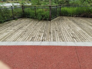 户外木质平台与红色步道