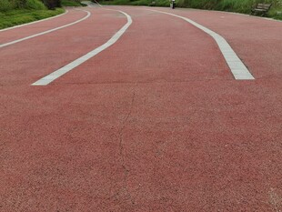 红色塑胶跑道特写
