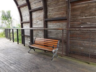 木质长廊中的休闲长椅