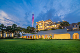 城市中灯火辉煌的建筑景观