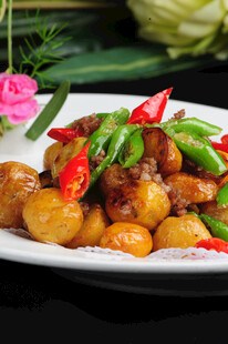 美味小炒肉配小土豆