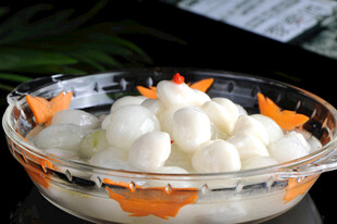 玻璃碗中的可爱白色丸子