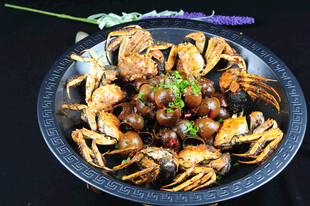 美味香辣炒蟹装盘上桌