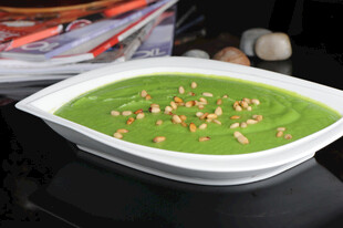 绿色豌豆泥配香脆坚果