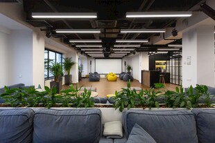 现代办公休闲区绿植环绕