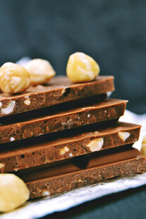 堆叠的榛果巧克力