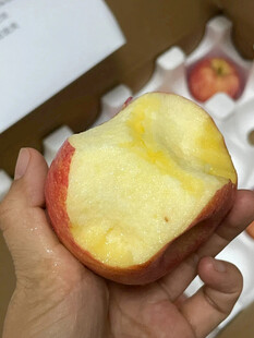 手拿咬过的新鲜红苹果