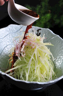 日式凉拌菜酱汁正浇淋