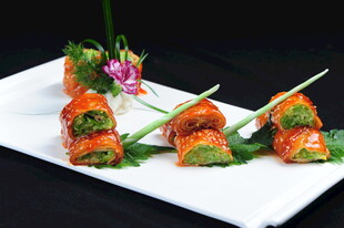精致蔬菜卷摆盘美食