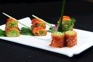 精致美味寿司卷摆盘展示